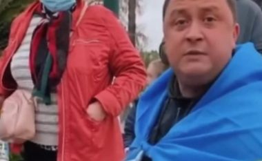Moment zemërthyer: Një rus djeg pasaportën dhe u kërkon falje ukrainasve (VIDEO)