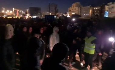 Shoqërimet në Durrës, protestuesit nisen drejt komisariatit të policisë (VIDEO)