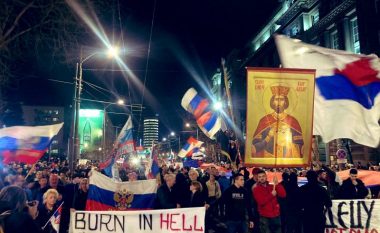 “Digju në ferr”, serbët festojnë në shesh për vdekjen e Albright