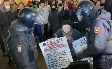 I ka mbijetuar Leningradit, policia ruse arreston pensionisten që protestoi kundër luftës në Ukrainë (VIDEO)