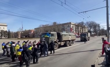 Civilët ukrainas nuk dorëzohen, momenti kur zmbrapsin kamionët ukshtarakë rusë (VIDEO)