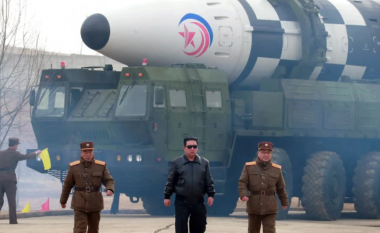 Korea e Veriut tregon “forcën”, dalin pamjet e lëshimit të raketës (VIDEO)