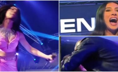 Menaxheri mbërthen për fyti fansin, Melinda e shokuar, dalin pamjet nga incidenti në koncert (VIDEO)