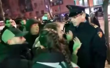 Policia tërheq zvarrë protestuesin te Rruga e Durrësit (VIDEO)