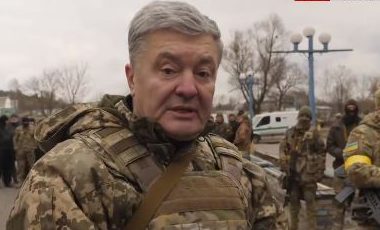 Ish-presidenti ukrainas zbret në terren me kallash në krahë (VIDEO)