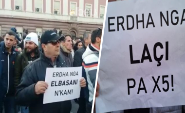 “Erdha nga Laçi pa X5”, mesazhet përmes pankartave të protestuesve (FOTO LAJM)