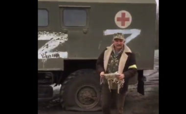 Kamuflimi i ushtrisë ruse, fusin armatim në kamionët e ndihmës së parë, zbulohen nga ukrainasit (VIDEO)
