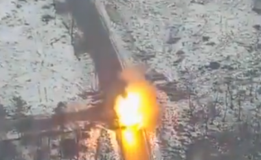 Pamje nga droni: Ukrainasit shkatërrojnë tankun rus me armën amerikane (VIDEO)