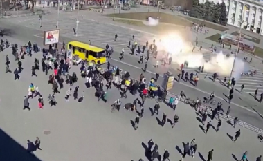 Moment dramatik, trupat ruse hapin zjarr ndaj protestuesve ukrainas të paarmatosur në Kherson (FOTO & VIDEO)