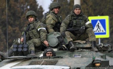 E moshuara i vjedh armët ushtarëve rus teksa flinin dhe ua jep ukrainasve