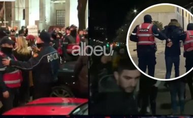 Tensione në tubimin kundër rritjes së çmimeve në Tiranë, protestuesit përplasen me policinë, shumë të shoqëruar (VIDEO)