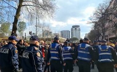 Protestuesit bllokojnë kryqëzimin te Myslym Shyri, policët në aksion