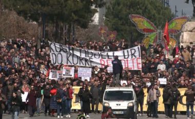 “Bombat bien në Ukrainë, viktimat shënohen në Shqipëri”, protestuesit “shpërthejnë” ndaj Ramës