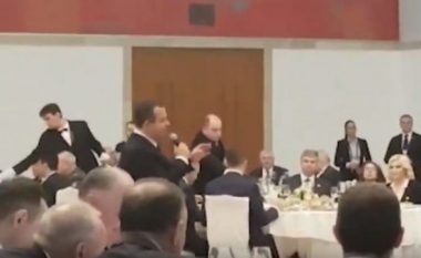 Serbia nuk i vendos sanksione Rusisë, momenti kur Daçiq i këndonte “Kalinkën” Putinit dhe merrte duartrokitjet e Vuçiq (VIDEO)
