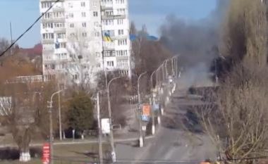 Ukrainasi i guximshëm: Filmon tankun që hapi zjarr ndaj një pallati të banuar, shpëton për mrekulli (VIDEO)
