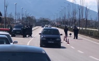 Sot protesta në Tiranë, Policia e Vlorës nis kontrollin e makinave (VIDEO)