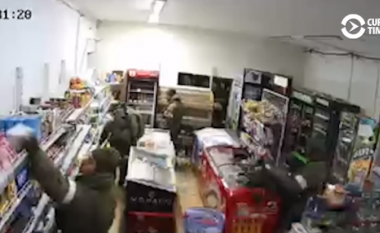 Të uritur, ushtarët rusë plaçkisin dyqanet në Ukrainë (VIDEO)