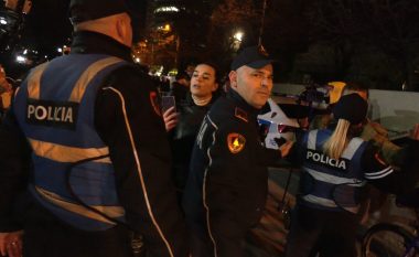 Protesta te Kryeministria, policia reagon për shoqërimet