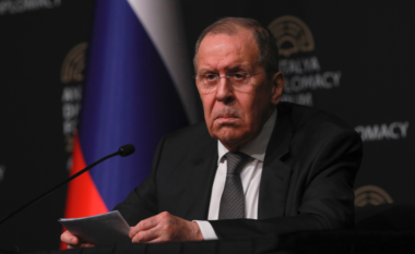 Lavrov: Armëpushimi në Ukrainë nuk do të arrihet kurrë gjatë bisedimeve trepalëshe