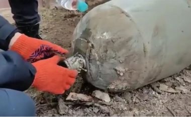 Çfarë guximi! Çaktivizoi një bombë ruse me duar dhe një shishe ujë (VIDEO)