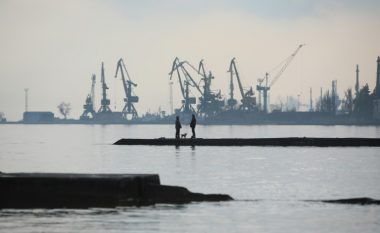 Lufta në Ukrainë, Porti strategjik i Mariupolit “nën bllokadë” nga forcat ruse