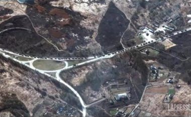 Dalin pamjet satelitore, kolona ushtarake ruse 60 km e gjatë përparon drejt Kievit (VIDEO)