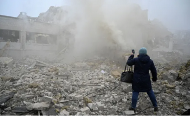 Albeu: Pamje të frikshme, Rusia vazhdon të bombardojë banesat në Ukrainë (VIDEO)