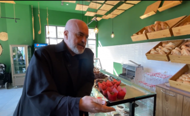 “Mbikëqyrësi” Rama, pas marketit shkon te furra e bukës: Mos lejojmë abuzimet (VIDEO)