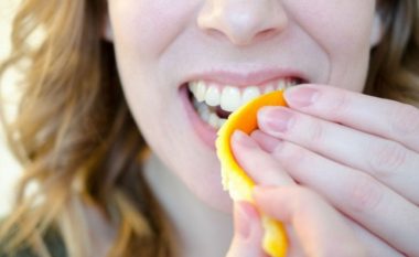 A i keni fërkuar ndonjëherë dhëmbët me lëkurë portokalli? Provojeni dhe do mbeteni pa fjalë