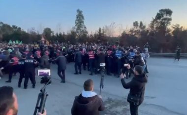 Tensione në Durrës, protestuesit çajnë gardhin e policisë për të bllokuar autostradën (VIDEO)