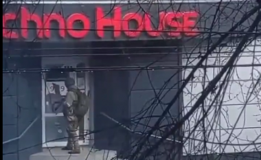 Ushtari në Kherson tenton të futet në një dyqan elektronik, në fund dështon (VIDEO)