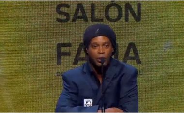 Me lot në sy, Ronaldinho prezantohet në Sallën e Famës së Futbollit Botëror (VIDEO)