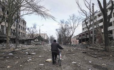 Forcat tokësore ruse po rigrupohen, teksa perëndimi i Ukrainës sulmohet për herë të parë