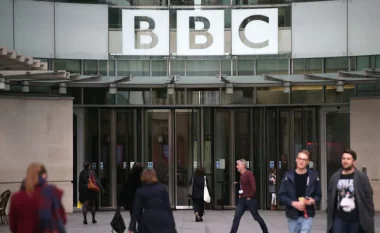 Më qëllim mbrojtje, BBC do të “pezullojë përkohësisht” punën e gazetarëve të saj në Rusi