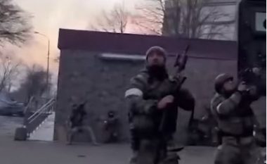 Çeçenët pa mëshirë qëllojnë drejt banesave me civilë në Ukrainë (VIDEO)