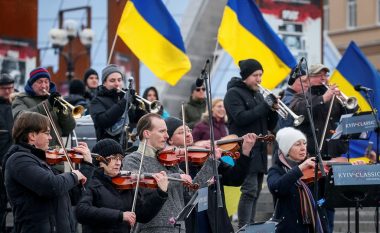 Orkestra luan himnin kombëtar të Ukrainës në qendër të Kievit ndërsa rusët përparojnë