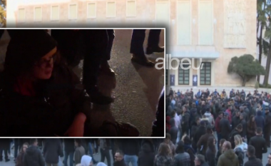 EMRAT/ Protesta për rritjen e çmimeve, policia arreston 16 persona: Momenti kur “merret zvarrë” aktivistja (VIDEO)