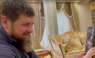 Thotë se është në frontin e luftës, Kadyrov i Çeçenisë bisedon me të vëllain në video-call (VIDEO)