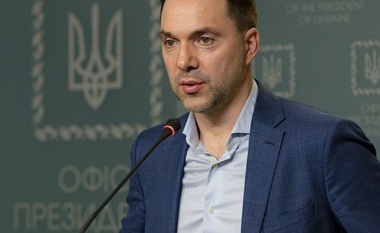 “Lufta mund të përfundojë për 2-3 javë”, Arestovych: Ja kur do të kthehen në shtëpi banorët e Kievit