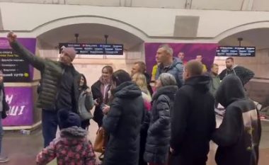 Klischko viziton qytetarët e strehuar në metro, publikon pamjet prekëse nga jeta nëntokë (VIDEO)