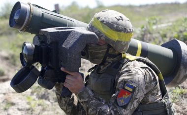 Çfarë armësh do të dërgojë SHBA-ja në Ukrainë dhe sa do të ndihmojnë në luftën kundër Rusisë?