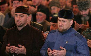 “Të vrarët do t’i mbulojmë lëkurë derri”, vendimi nga Ukraina që mund të “xhindosë” liderin çeçen