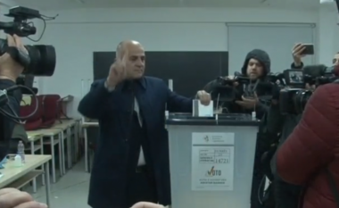 Luan Hoti i pari nga kandidatët që hedh votën për Durrësin: Bashkinë t’ua rikthejmë qytetarëve