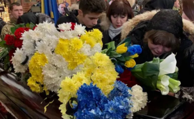 Ra alarmi për sulm ajror! Të afërmit braktisin funeralin e 4 të vdekurve në Ukrainë