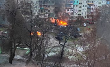 Mariupol është nën zjarr dhe ushqimi po mbaron, kryebashkiaku kërkon ndihmë ushtarake