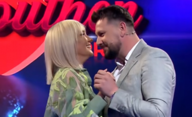 Monika Lubonja në “Për’puthen”, takim romantik me Mevlanin: Shoh përtej bluzës (VIDEO)