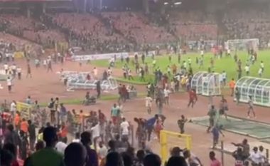 Nigeria nuk kualifikohet për në Katar 2022, tifozët futen në fushë dhe shkatërrojnë gjithçka (VIDEO)