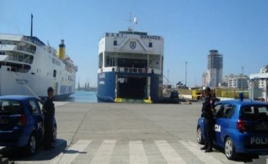 Turku tenton të kalojë kufirin me pasaportë flasë, arrestohet në portin e Durrësit