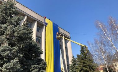 U pushtua nga Rusia që nga data 2 mars, flamuri ukrainas ngrihet sërish në Kherson (FOTO LAJM)