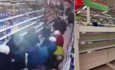 Kaos në Rusi, njerëzit sulen në raftet e supermarketeve të boshatisura (VIDEO)